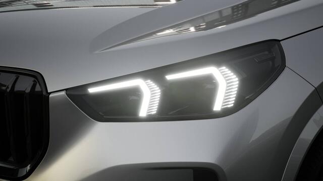 BMW X1 xDrive25e High Executive M Sport Automaat / Panoramadak / Trekhaak / Sportstoelen / Adaptieve LED / M Adaptief onderstel / Parking Assistant Plus / Head-Up