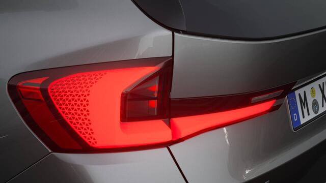 BMW X1 xDrive25e High Executive M Sport Automaat / Panoramadak / Trekhaak / Sportstoelen / Adaptieve LED / M Adaptief onderstel / Parking Assistant Plus / Head-Up