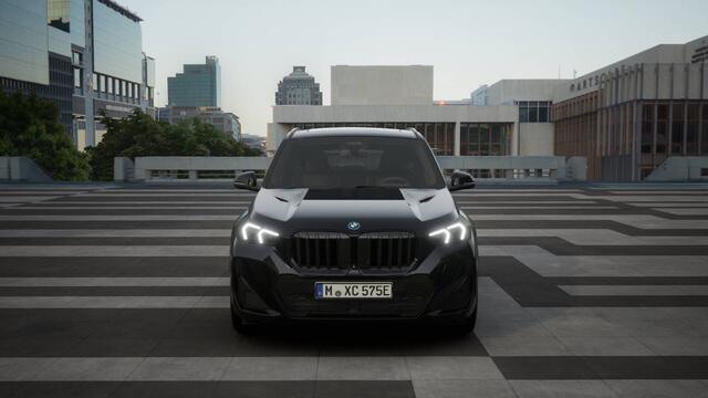 BMW X1 xDrive25e High Executive M Sport Automaat / Panoramadak / Trekhaak / Sportstoelen / Adaptieve LED / M Adaptief onderstel Parking Assistant Plus / Comfort Access