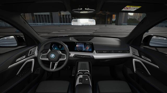 BMW X1 xDrive25e High Executive M Sport Automaat / Panoramadak / Trekhaak / Sportstoelen / Adaptieve LED / M Adaptief onderstel Parking Assistant Plus / Comfort Access