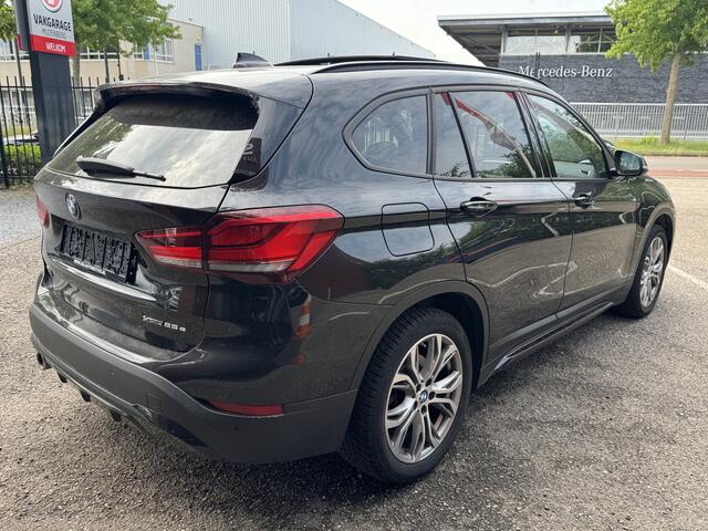 BMW X1 xDrive25e High Executive // PANO / SCHUIF-KANTEL DAK // NAVI // PDC // ELEKTRISCHE ACHTERKLEP //