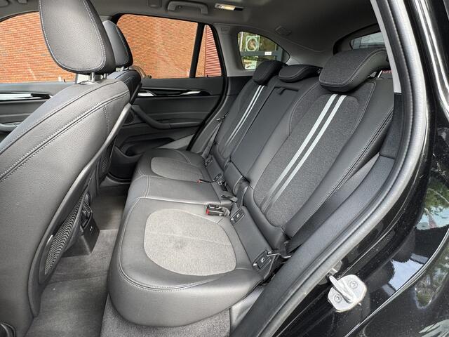 BMW X1 xDrive25e High Executive // PANO / SCHUIF-KANTEL DAK // NAVI // PDC // ELEKTRISCHE ACHTERKLEP //