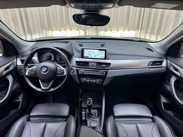 BMW X1 sDrive20i High Executive *Leder* HUD / Navi Pro / Camera / Stoelverwarming / LED / Cruise Control / Afn. Trekhaak / Org.NL!