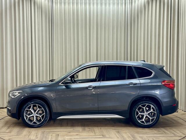 BMW X1 sDrive20i High Executive *Leder* HUD / Navi Pro / Camera / Stoelverwarming / LED / Cruise Control / Afn. Trekhaak / Org.NL!