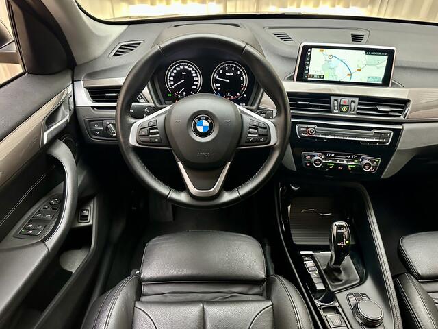 BMW X1 sDrive20i High Executive *Leder* HUD / Navi Pro / Camera / Stoelverwarming / LED / Cruise Control / Afn. Trekhaak / Org.NL!