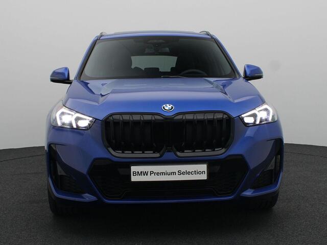 BMW X1 xDrive25e M Sportpakket Pro | Innovation Pack | Comfort Pack | Travel Pack | Panoramadak | Head-Up Display | 19"
