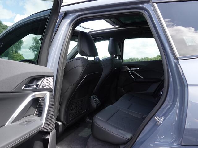 BMW X1 xDrive25e M-SPORT PANO | VOL LEER | 20" LMV | HARMAN KARDON