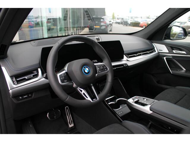 BMW X1 xDrive25e High Executive M Sport Automaat / Panoramadak / Trekhaak / Sportstoelen / Comfort Access / Stoelverwarming / Adaptieve LED / Parking Assistant Plus / Head-Up / Harman-Kardon
