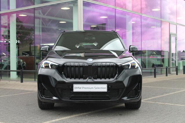 BMW X1 xDrive25e High Executive M Sport Automaat / Panoramadak / Trekhaak / Sportstoelen / Comfort Access / Stoelverwarming / Adaptieve LED / Parking Assistant Plus / Head-Up / Harman-Kardon