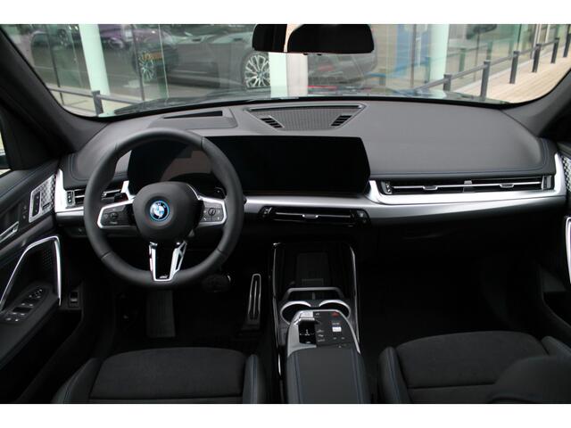 BMW X1 xDrive25e High Executive M Sport Automaat / Panoramadak / Trekhaak / Sportstoelen / Comfort Access / Stoelverwarming / Adaptieve LED / Parking Assistant Plus / Head-Up / Harman-Kardon