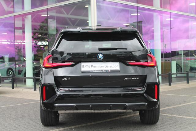 BMW X1 xDrive25e High Executive M Sport Automaat / Panoramadak / Trekhaak / Sportstoelen / Comfort Access / Stoelverwarming / Adaptieve LED / Parking Assistant Plus / Head-Up / Harman-Kardon