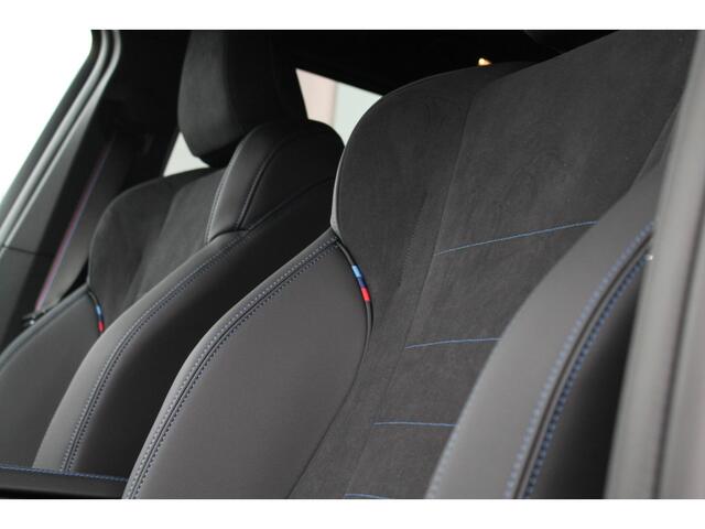 BMW X1 xDrive25e High Executive M Sport Automaat / Panoramadak / Trekhaak / Sportstoelen / Comfort Access / Stoelverwarming / Adaptieve LED / Parking Assistant Plus / Head-Up / Harman-Kardon