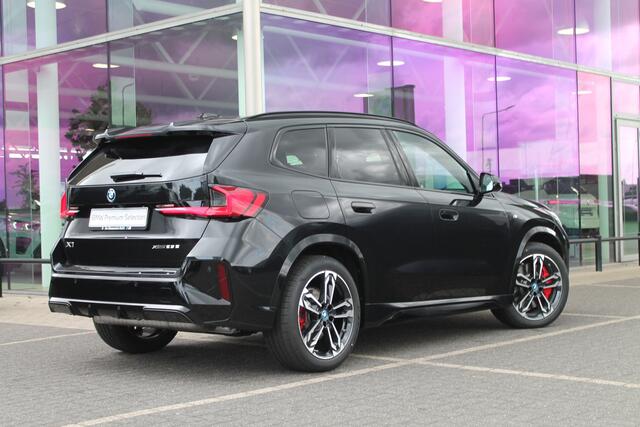 BMW X1 xDrive25e High Executive M Sport Automaat / Panoramadak / Trekhaak / Sportstoelen / Comfort Access / Stoelverwarming / Adaptieve LED / Parking Assistant Plus / Head-Up / Harman-Kardon