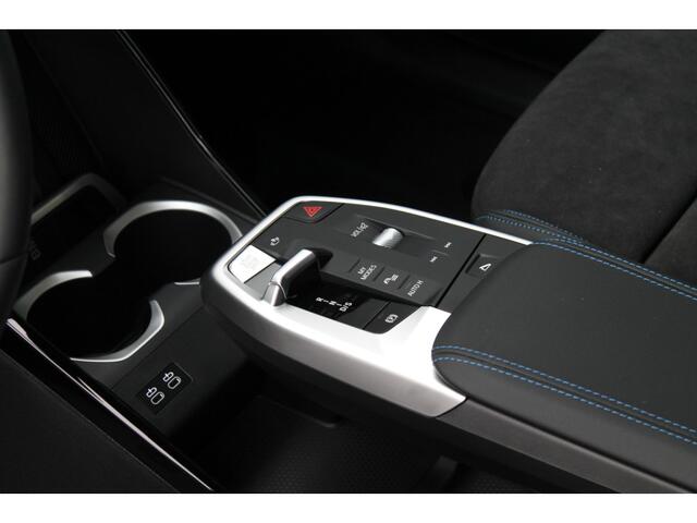 BMW X1 xDrive25e High Executive M Sport Automaat / Panoramadak / Trekhaak / Sportstoelen / Comfort Access / Stoelverwarming / Adaptieve LED / Parking Assistant Plus / Head-Up / Harman-Kardon