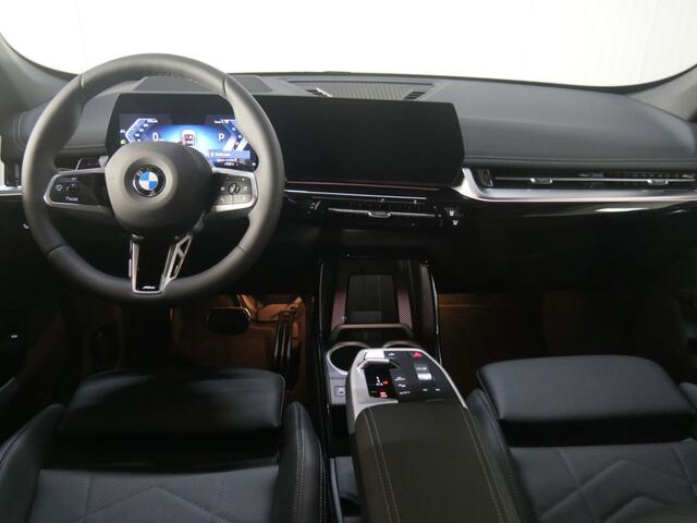 BMW X1 sDrive18i High Executive M Sport Automaat / Panoramadak / Trekhaak / Sportstoelen / Comfort Access / Stoelverwarming / Adaptieve LED / Parking Assistant Plus / Head-Up / Harman-Kardon