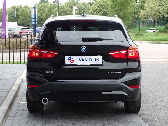 BMW X1 xDrive25e Afn.Trekhaak Leder Navigatie Sportstuur ECC DAB Shadow Line 19" LM Velgen
