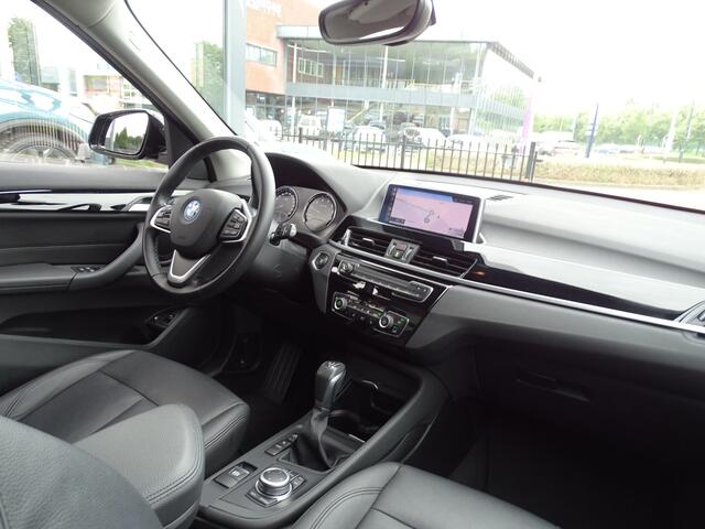BMW X1 xDrive25e Afn.Trekhaak Leder Navigatie Sportstuur ECC DAB Shadow Line 19" LM Velgen