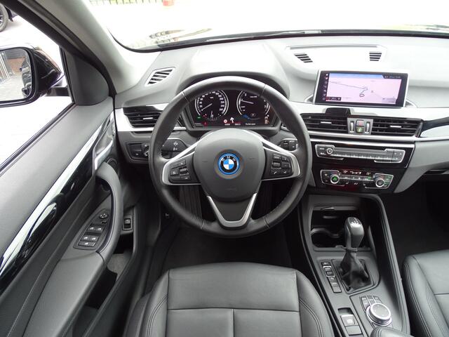 BMW X1 xDrive25e Afn.Trekhaak Leder Navigatie Sportstuur ECC DAB Shadow Line 19" LM Velgen