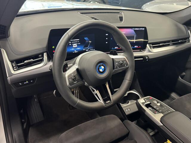BMW X1 xDrive25e M-Sport | Navi | Alcantara/Leer | Camera | PDC ( Vestiging - Nieuwegein )