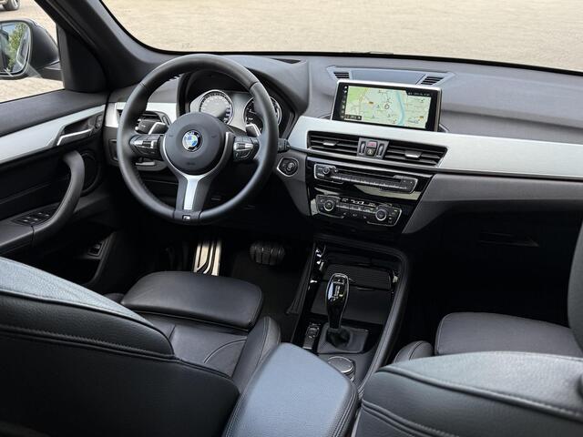 BMW X1 sDrive20i M Sport Pano | Trekhaak | Leder | Stoelverwarming | Navi | LED | Comfort Access | Parkeersensoren | HeadUp | HiFi |