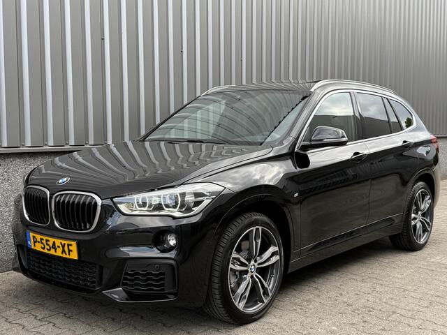 BMW X1 sDrive20i M Sport Pano | Trekhaak | Leder | Stoelverwarming | Navi | LED | Comfort Access | Parkeersensoren | HeadUp | HiFi |