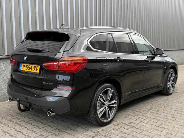 BMW X1 sDrive20i M Sport Pano | Trekhaak | Leder | Stoelverwarming | Navi | LED | Comfort Access | Parkeersensoren | HeadUp | HiFi |