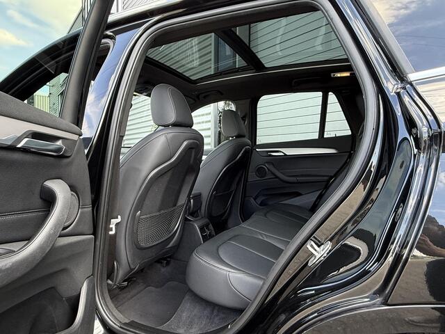 BMW X1 sDrive20i M Sport Pano | Trekhaak | Leder | Stoelverwarming | Navi | LED | Comfort Access | Parkeersensoren | HeadUp | HiFi |