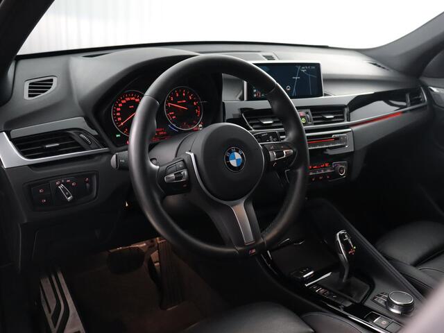 BMW X1 sDrive20i High Executive M Sport (NL-Auto / Afn. Trekhaak / Carplay / Camera / Navi / Cruise / 19'')