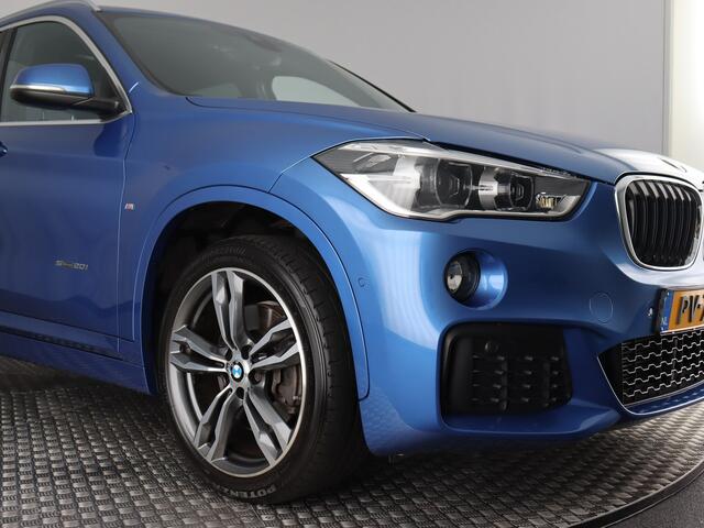 BMW X1 sDrive20i High Executive M Sport (NL-Auto / Afn. Trekhaak / Carplay / Camera / Navi / Cruise / 19'')