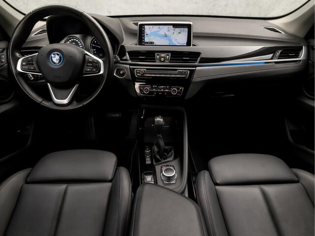 BMW X1 xDrive25e Sportline 221Pk Automaat (GROOT NAVI, DEALER ONDERHOUDEN, SFEERVERLICHTING, CLIMATE, LEDER, STOELVERWARMING, SPORTSTOELEN, GETINT GLAS, ELEK ACHTERKLEP, NIEUWE APK, NIEUWSTAAT)