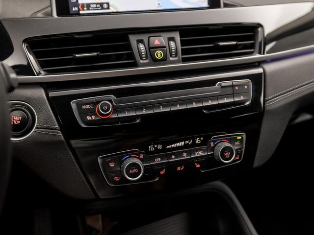 BMW X1 xDrive25e Sportline 221Pk Automaat (GROOT NAVI, DEALER ONDERHOUDEN, SFEERVERLICHTING, CLIMATE, LEDER, STOELVERWARMING, SPORTSTOELEN, GETINT GLAS, ELEK ACHTERKLEP, NIEUWE APK, NIEUWSTAAT)
