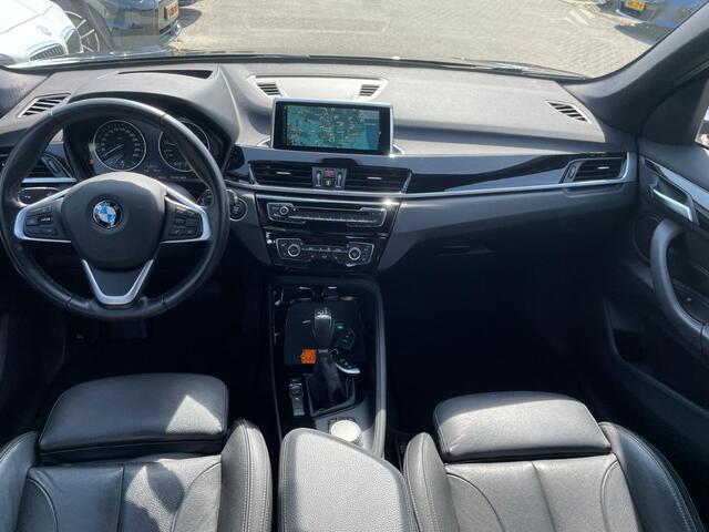 BMW X1 sDrive20i High Executive / Trekhaak / Head-up / Leder / Navigatie / 18'' / Parkeerhulp V+A / Keyless / Sportstoelen / Stoelverwarming / Cruise Control