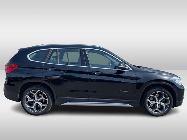 BMW X1 sDrive20i High Executive / Trekhaak / Head-up / Leder / Navigatie / 18'' / Parkeerhulp V+A / Keyless / Sportstoelen / Stoelverwarming / Cruise Control