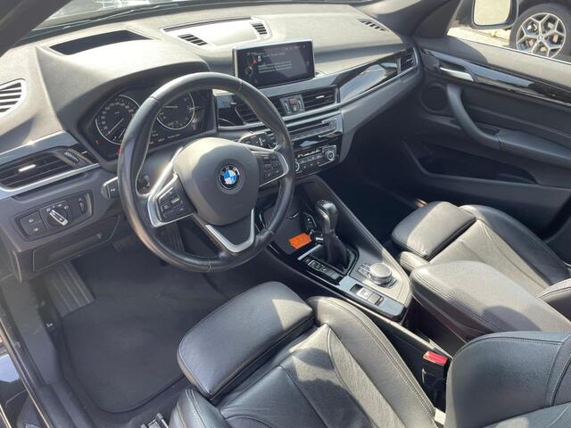 BMW X1 sDrive20i High Executive / Trekhaak / Head-up / Leder / Navigatie / 18'' / Parkeerhulp V+A / Keyless / Sportstoelen / Stoelverwarming / Cruise Control