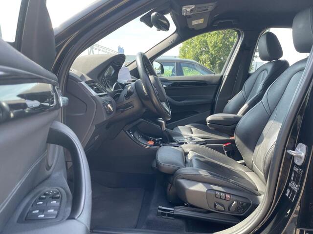 BMW X1 sDrive20i High Executive / Trekhaak / Head-up / Leder / Navigatie / 18'' / Parkeerhulp V+A / Keyless / Sportstoelen / Stoelverwarming / Cruise Control