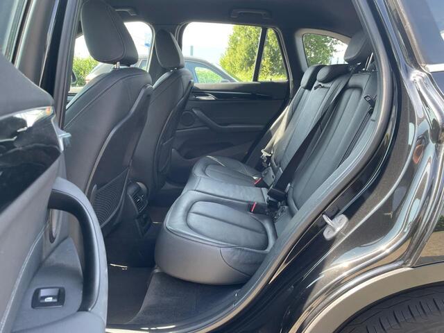 BMW X1 sDrive20i High Executive / Trekhaak / Head-up / Leder / Navigatie / 18'' / Parkeerhulp V+A / Keyless / Sportstoelen / Stoelverwarming / Cruise Control