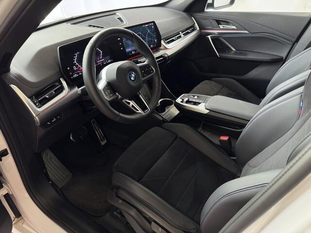 BMW X1 XDRIVE 25E M-SPORT LED ELEK.KLEP NAVI STOELVERW M-SHADOW LINE CARPLAY/ANDROID ZWARTE.HEMEL 10/2024 PHEV PLUG IN HYBRID AWD 4X4 4WD