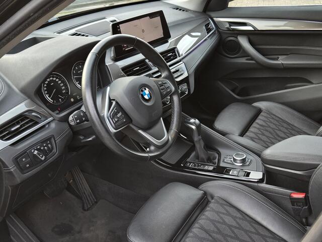 BMW X1 xDrive25e X Line | SPORTSTOELEN | NAVIGATIE PLUS | CAMERA | TREKHAAK | STOELVERWARMING | HEAD UP |