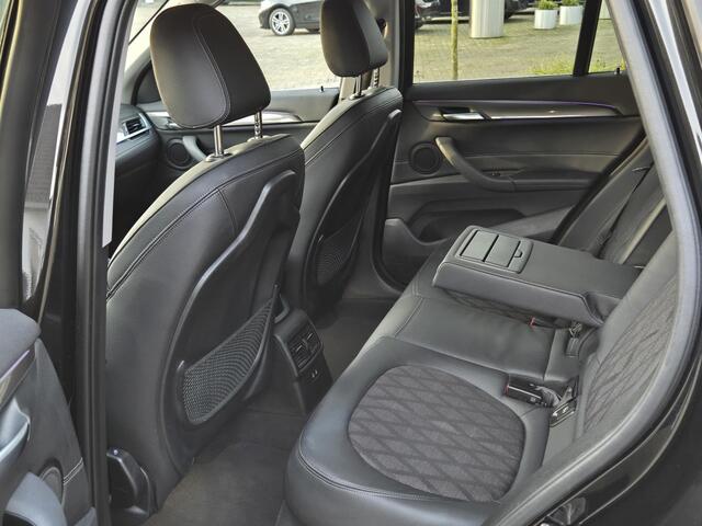 BMW X1 xDrive25e X Line | SPORTSTOELEN | NAVIGATIE PLUS | CAMERA | TREKHAAK | STOELVERWARMING | HEAD UP |