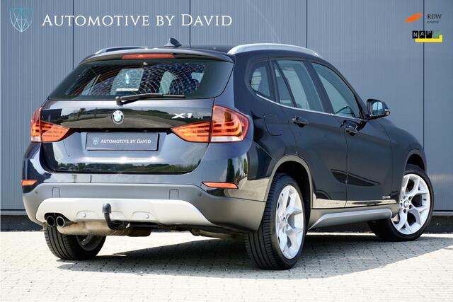 BMW X1 sDrive20i 184 pk xLine EXECUTIVE AUTOMAAT / 1e EIGENAAR / TREKHAAK / DEALERONDERHOUDEN / NAVIGATIE PLUS / 18 inch LMV / PARKEERSENSOREN ACHTER / HALF LEDER / XENON