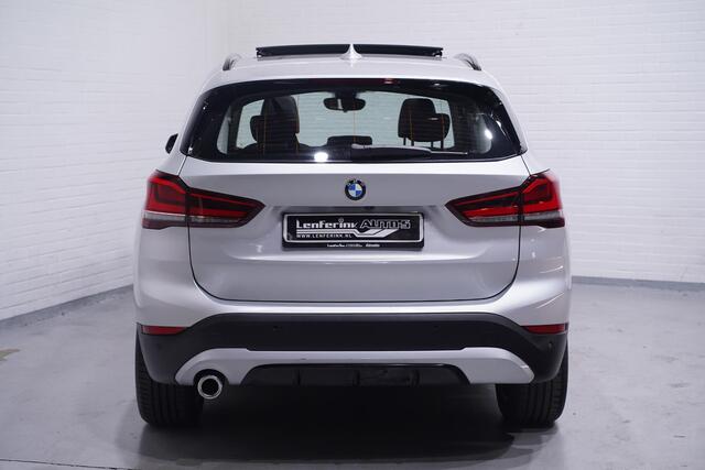BMW X1 sDrive18i Sport Line Panodak Head-up Camera Leder Sportstoelen PDC v+a Stoelverwarming Led koplampen
