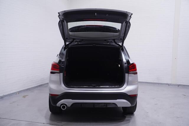 BMW X1 sDrive18i Sport Line Panodak Head-up Camera Leder Sportstoelen PDC v+a Stoelverwarming Led koplampen