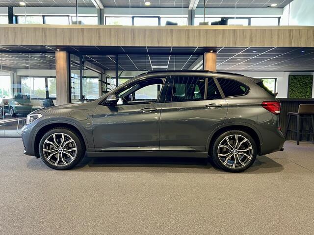 BMW X1 xDrive25e High Executive M-Sport Panorama | Trekhaak | Camera | HUD | "19