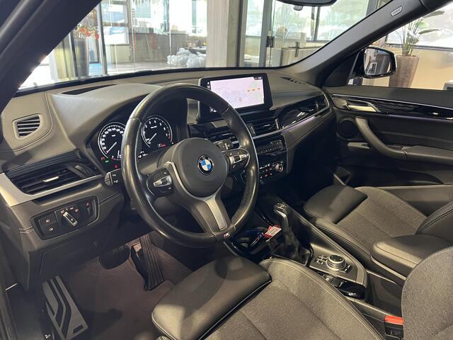 BMW X1 xDrive25e High Executive M-Sport Panorama | Trekhaak | Camera | HUD | "19