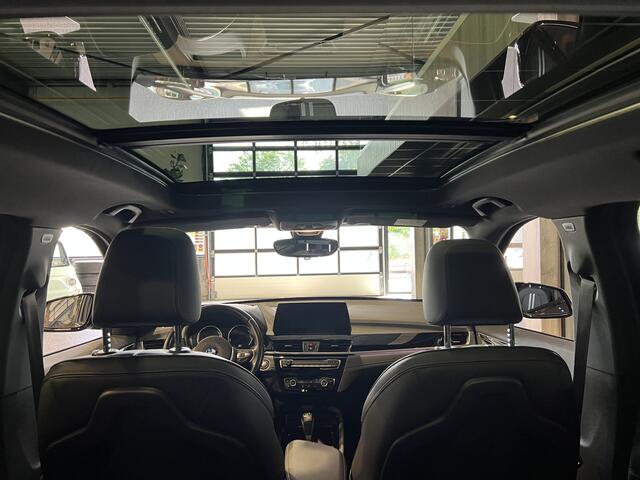 BMW X1 xDrive25e High Executive M-Sport Panorama | Trekhaak | Camera | HUD | "19