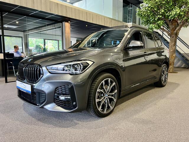 BMW X1 xDrive25e High Executive M-Sport Panorama | Trekhaak | Camera | HUD | "19