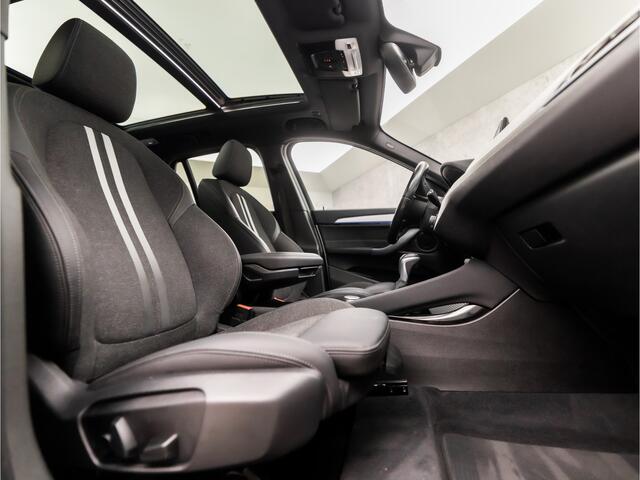 BMW X1 xDrive25e M Sport 221Pk Automaat (PANORAMADAK, M PAKKET, GROOT NAVI, MEMORY SEATS, CAMERA, DEALER ONDERHOUDEN, LEDER, ELEK ACHTERKLEP, GETINT GLAS, NIEUWSTAAT)