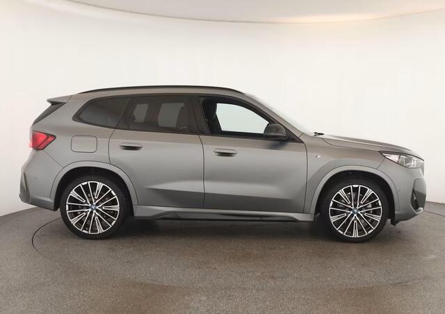 BMW X1 xDrive30e M-SPORT ** MATRIX, NAVI+, PANORAMA, HuD, LEDER, 20-Iinch LMV ** 1E EIG - UNFALLFREI ** ** INFORMEER OOK NAAR ONZE AANTREKKELIJKE FINANCIAL-LEASE TARIEVEN **