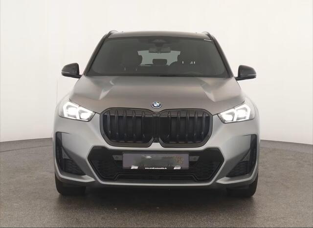 BMW X1 xDrive30e M-SPORT ** MATRIX, NAVI+, PANORAMA, HuD, LEDER, 20-Iinch LMV ** 1E EIG - UNFALLFREI ** ** INFORMEER OOK NAAR ONZE AANTREKKELIJKE FINANCIAL-LEASE TARIEVEN **