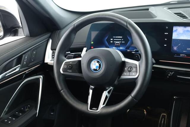 BMW X1 xDrive30e M-SPORT ** MATRIX, NAVI+, PANORAMA, HuD, LEDER, 20-Iinch LMV ** 1E EIG - UNFALLFREI ** ** INFORMEER OOK NAAR ONZE AANTREKKELIJKE FINANCIAL-LEASE TARIEVEN **